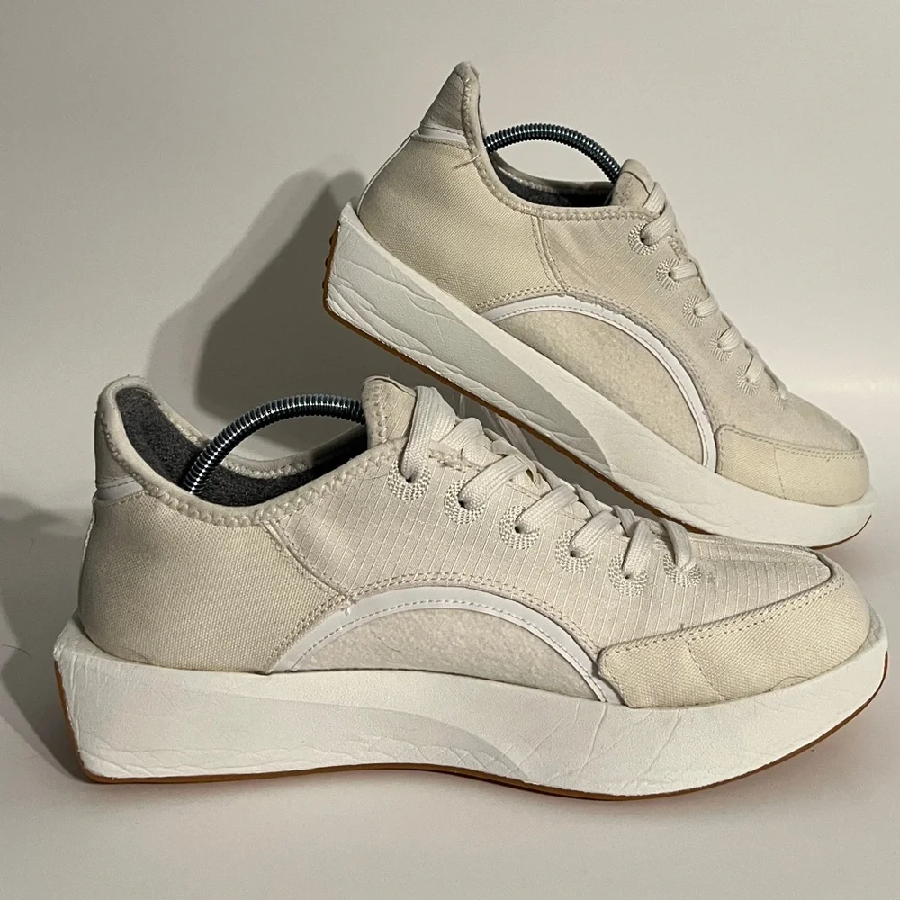 Allbirds Women’s Risers Sneakers, size 10. Cream off-white, white soles.
